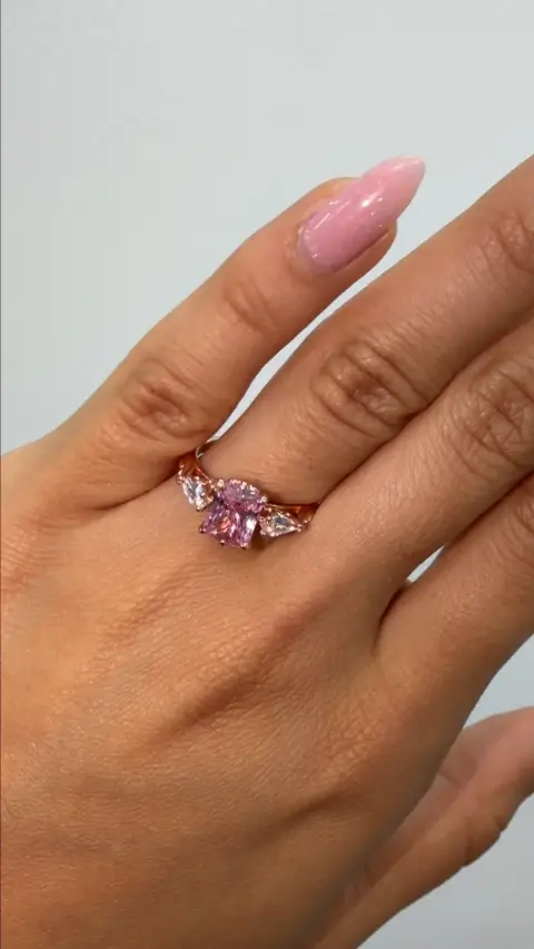Anillo Corte Esmeralda Piedra Rosada