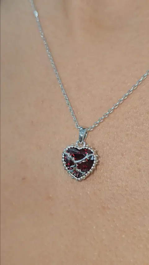 Collar Inquebrantable piedra roja